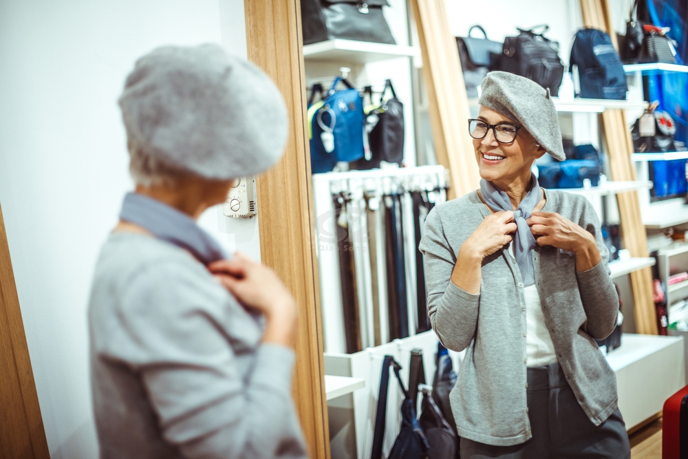 How does the clothing store display attract customers to walk in and purchase?